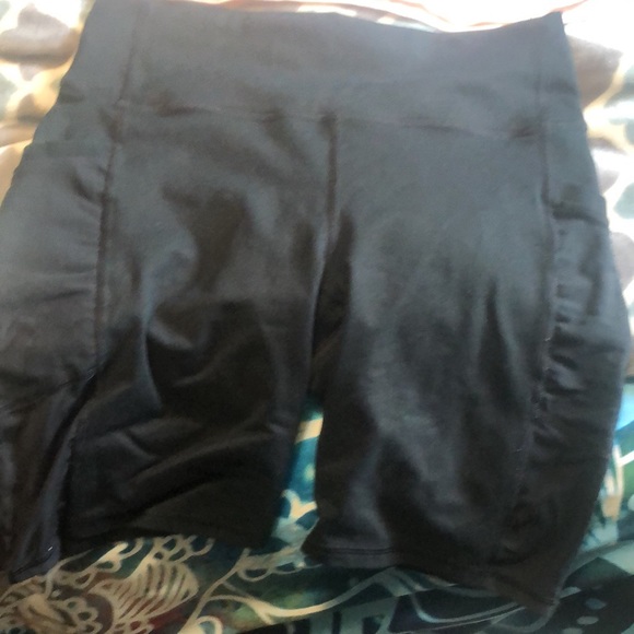 ✨2/$75 ✨Fabletics tee and shorts outfit - Picture 4 of 6